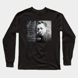 Albert Camus portrait and quote: Le seul moyen d'affronter un monde sans Long Sleeve T-Shirt